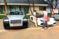 Jakarta family living in narrow alley recorded as owners of several luxury cars  