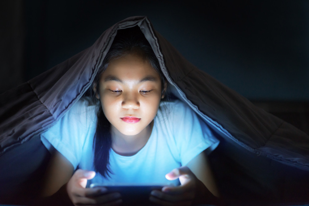 Using screens in the dark before bedtime linked with less sleep in ...