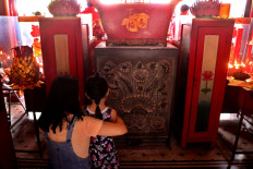 Keep the legacy: A girl and her mother take part in the Pao Oen ritual. JP/Maksum Nur Fauzan