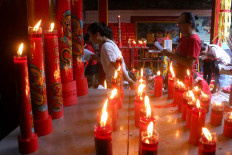 Grateful: A man and woman pray during the Pao Oen ritual at the Tien Kok Sie temple. JP/Maksum Nur Fauzan