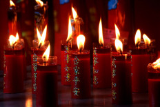 Light up the day: Candles are lift at the Tien Kok Sie temple. JP/Maksum Nur Fauzan