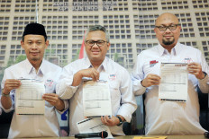 Mind your choice!: General Elections Commission (KPU) chairman Arief Budiman (center), commissioners Pramono Ubaid (left) and Ilham Saputra show lists of legislative candidates who are former corruption convicts. The KPU has revealed 49 former convict-turned-legislative candidates.