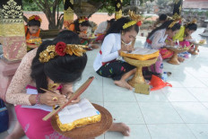 One thousand students participate in Balinese script writing festival