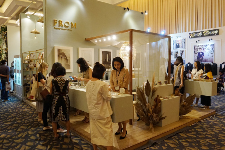 Visitors buy jewelry at Bridestory Fair 2019 on Friday, Feb. 1, 2019 at Sheraton Grand Jakarta Gandaria City Hotel in South Jakarta. 