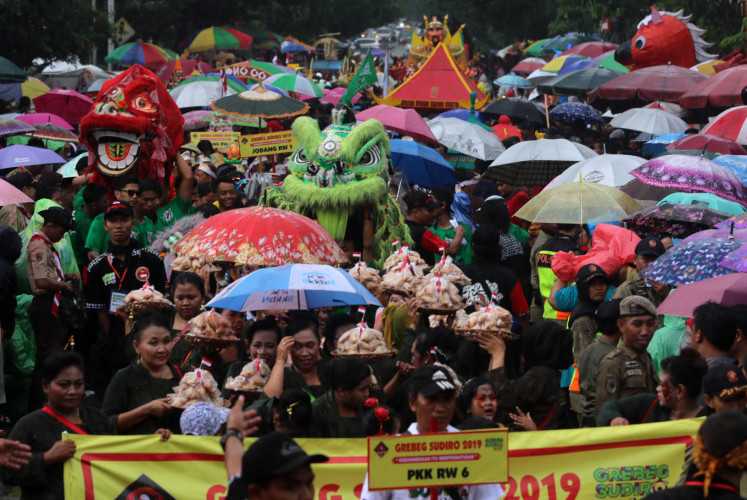 Sekitar 3.000 orang berpartisipasi pada Grebeg Sudiro tahun ini | Foto: Ganug Adi Nugroho / Jakarta Post