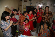 Mingle time: A family in Tangerang, Banten celebrate Chinese New Year. JP/PJ Leo