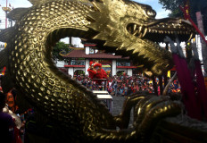 The lion and the dragon: Residents in Malang, East Java, watch the barongsai (lion dance) during the Chinese New Year celebration at Eng An Kiong temple. JP/Aman Rochman