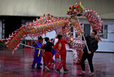Handoko Prayogo (in black suit) trains children in the basic moves of the barongsai (lion dance) and the Leang Leong dragon dance at the Eng An Kiong Chinese temple in Malang, East Java, on Jan. 19. JP/Aman Rochman