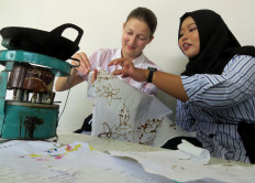 When foreign students make batik 