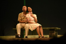 Amir Hamzah (Lukman Sardi) and Ilik Sundari (Sri Qadariatin) star as lovebirds in the play Nyanyi Sunyi Revolusi (The Quiet Singing of Revolution).