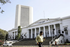 India central bank slashes rates, warns of contraction