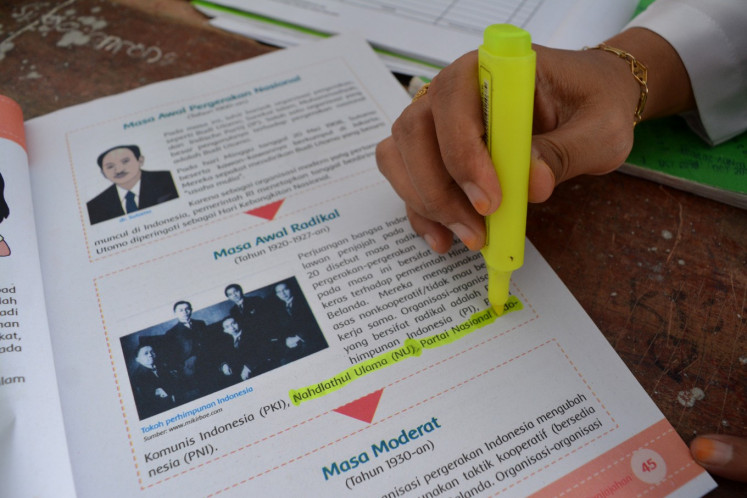 A textbook for fifth graders at an elementary school at Gondek, Mojowarno district, Jombang, East Java.