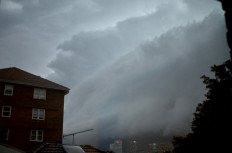 Thousands without power as storm lashes Sydney