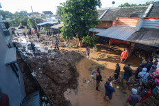 Bandung residents cling on roofs amid deadly deluge from dam burst