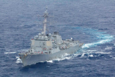 US destroyers sail in disputed South China Sea amid trade tensions