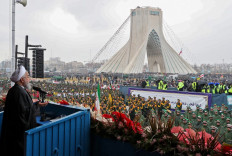 Massive crowds mark 40th anniversary of Iran revolution