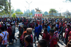 Myanmar police crack down on protest against divisive statue