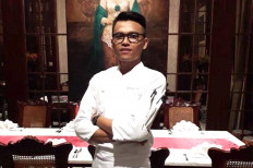 Chef Bahtiar Sigar shares viral videos in cooking simple, affordable food for those living in 'kost' rooms. 