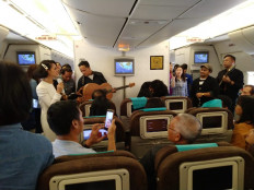 Garuda flight to Denpasar serenaded by Andien, Tompi on Valentine's Day