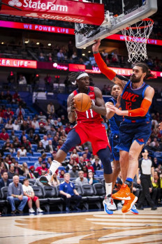 Pelicans lose Davis but cool off red-hot Thunder