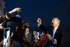 Trump declares 'emergency' to build wall, Democrats cry foul