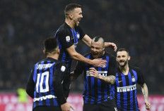 Inter Milan's Belgian midfielder Radja Nainggolan (second right) is congratulated by Inter Milan's Argentine forward Lautaro Martinez left), Inter Milan's Croatian midfielder Ivan Perisic (second left) and Inter Milan's Croatian midfielder Marcelo Brozovic (right) after scoring a goal during the Italian Serie A football match between Inter Milan and Sampdoria on Feb. 17, 2019 at the San Siro stadium in Milan. 
