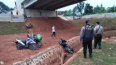 Illegal racers leave motorcycles behind in attempt to escape police