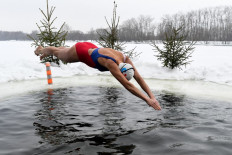 Young Russians seek health, highs in ice swimming