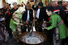 Rival's supporters rally in Surakarta to reject Jokowi son’s mayoral bid 