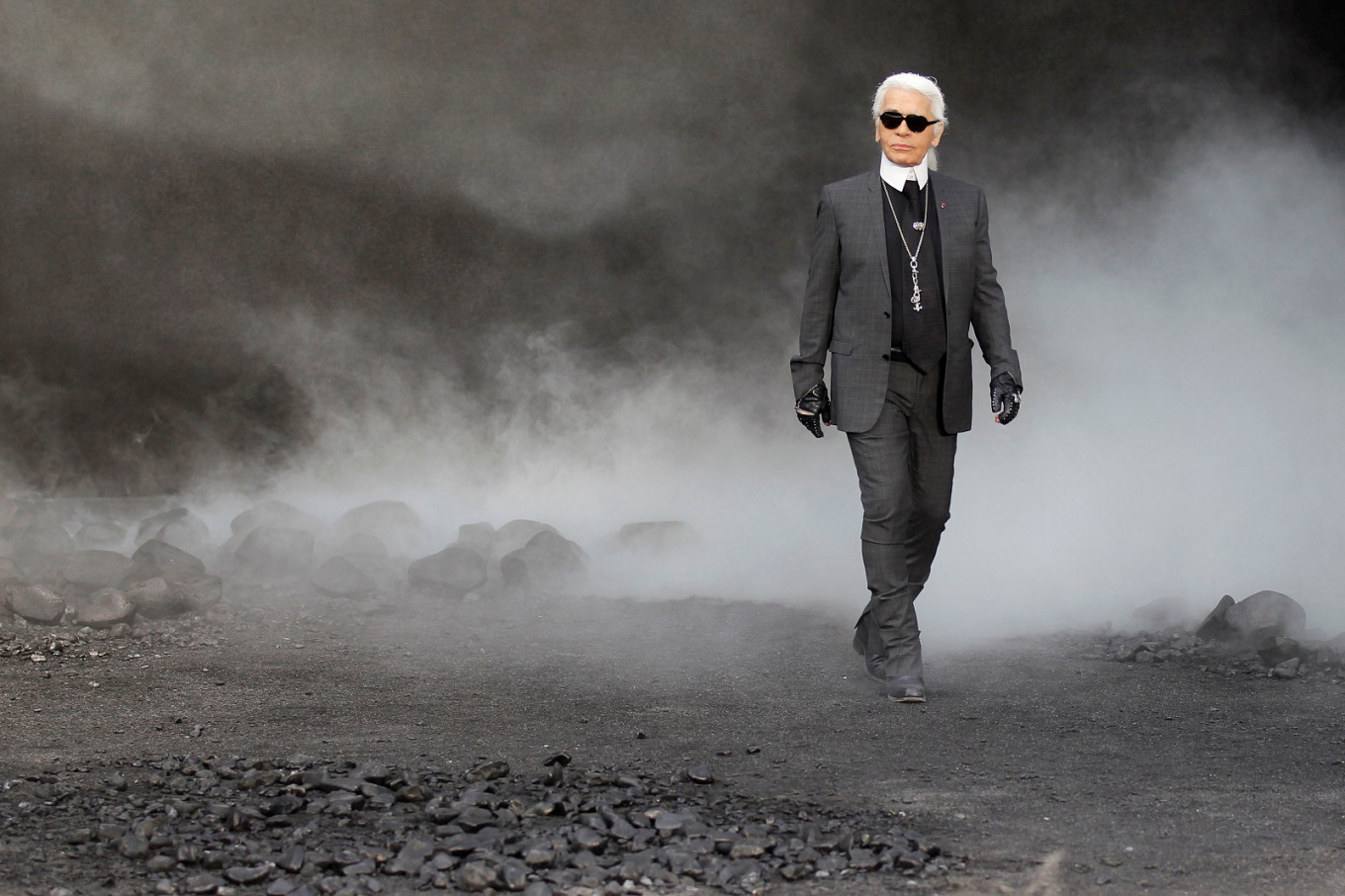 Chanel to pay tribute to Lagerfeld with his final collection