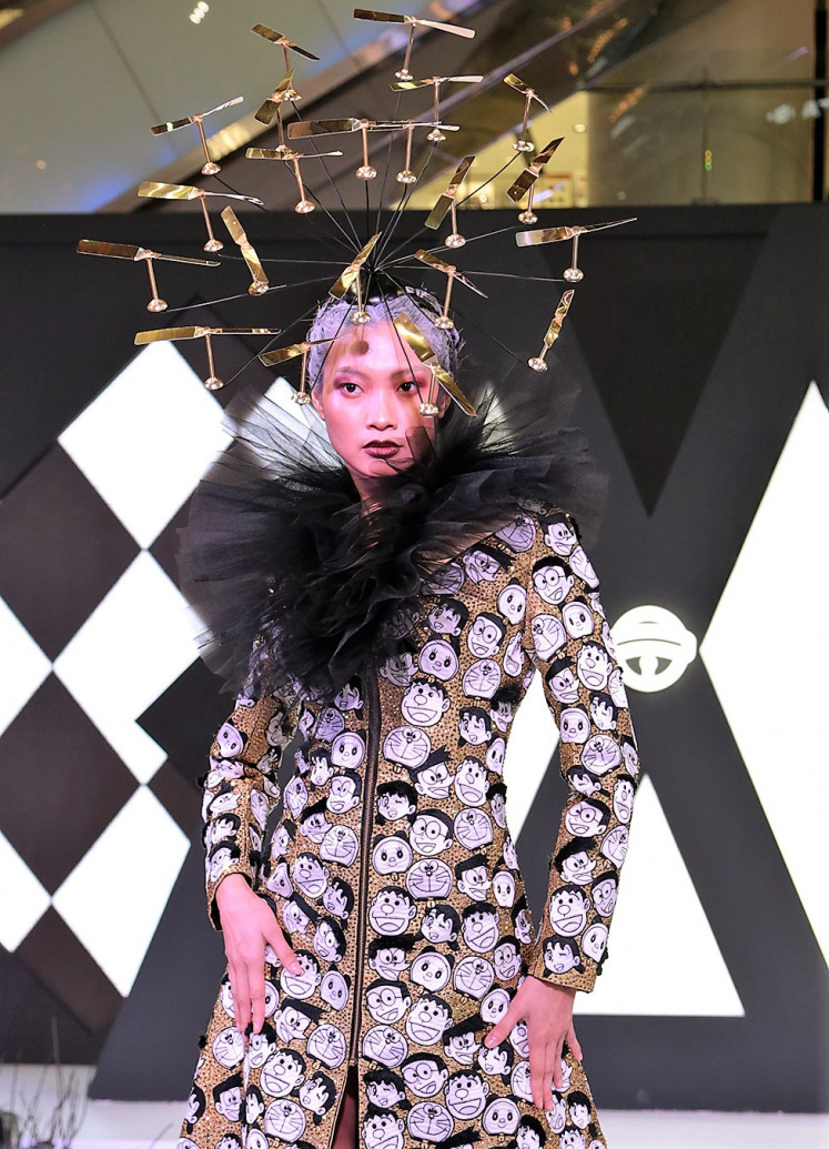 Show-stopper: The final look from Ivan Gunawan’s Kuroba collection at Modo 2019 is modeled by Asia’s Next Top Model cycle 6 alumni Jesslyn Lim. The ensemble is up for auction starting at Rp 250 million (US$17,807).