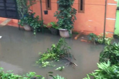 Sheet pile collapse causes flooding in Depok residential area&nbsp;&nbsp;