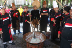 Collective cooking: Traditional chefs cook the jenang. JP/Maksum Nur Fauzan
