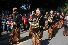 Youth parade: Surakarta youngsters carry 17 types of jenang. JP/Maksum Nur Fauzan