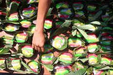Portions of jenang served in leaves are prepared for residents during the Semarak Jenang Solo event to celebrate the 274th anniversary of Surakarta, Central Java, Sunday. JP/Maksum Nur Fauzan