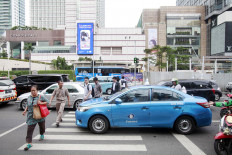 Vehicles stop in the middle of a pelican crossing at the Hotel Indonesia traffic circle in Central Jakarta in this file photo, blocking pedestrians crossing the street. 