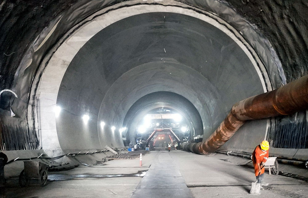 Pekerja membersihkan bekas bangunan terowongan bawah tanah guna kereta cepat Jakarta-Bandung | Foto: Wienda Parwitasari