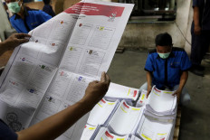Staffs are folding the ballot papers. JP/Dhoni Setiawan