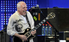 Guitarist Peter Frampton reveals degenerative muscle disease