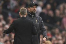 Liverpool go top after stalemate at injury-hit United