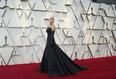 Red, pink and Oscar gold take a twirl in tulle down red carpet