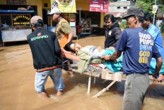 Thousands surrounded by floods across Java