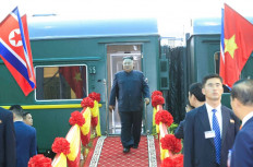 Good morning Vietnam! Grinning Kim in colourful station arrival