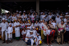Balinese people gather during Ngerebong at the Petilan temple on Jan. 13 in Denpasar, Bali. JP/Agung Parameswara