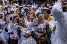 Balinese women become unconscious during the sacred ritual of Ngerebong at the Petilan temple on Jan. 13, in Denpasar, Bali. This ritual is said to achieve harmony between humans, nature and God. JP/Agung Parameswara