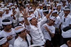 A Balinese man shouts – in a state of unconscious – during Ngerobong. The event signifies the anniversary of the royal temple of the kingdom of Kesiman in East Denpasar, the Pura Dalem Petilan Pengerebongan Kesiman. JP/Agung Parameswara