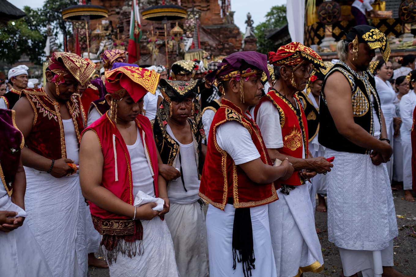 Para pria Bali yang mengenakan kostum saat Ngerebong | Foto: Agung Prameswara / Jakarta Post