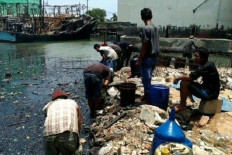 North Jakarta residents soak up oil spills after boat fire