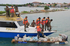 People caught collecting beach sand in Thousand Islands