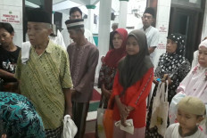Mosque in North Jakarta provides rice machine for the poor